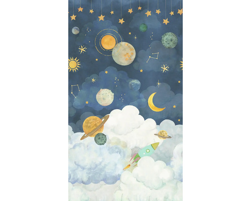 Dětská tapeta s motivem vesmíru, planetami, hvězdami, měsícem, raketou a mraky v akvarelovém stylu.
