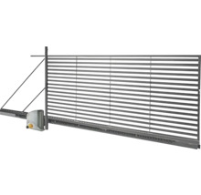 Elektrická posuvná brána z kovu s horizontálními lamelami a pohonem.