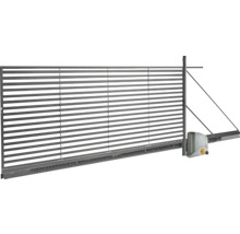 Elektrická posuvná brána s vodorovnými lamelami a pohonem.