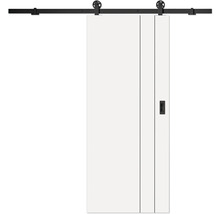Bílé posuvné dveře s černým kolejnicovým systémem, viditelnými kolečky a zapuštěným madlem, s vertikálním frézováním.