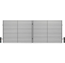 Dvoukřídlá kovová vjezdová brána s vodorovnými lamelami a elektrickým pohonem.