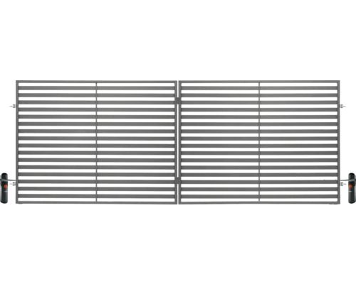 Dvoukřídlá kovová vjezdová brána s vodorovnými lamelami a elektrickým pohonem.