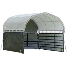Přístřešek ShelterLogic s obloukovou střechou, kovovým rámem a plachtovými stěnami pro zvířata nebo skladování.