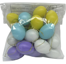 Sada barevných plastových velikonočních vajíček se zlatými šňůrkami na zavěšení v průhledném sáčku.