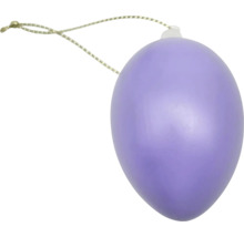 Fialové velikonoční vajíčko z plastu s tenkou šňůrkou na zavěšení pro velikonoční dekoraci.