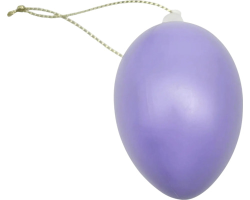 Fialové velikonoční vajíčko z plastu s tenkou šňůrkou na zavěšení pro velikonoční dekoraci.