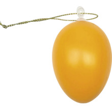 Žluté dekorativní velikonoční vajíčko z plastu se zlatou šňůrkou pro velikonoční výzdobu.