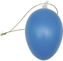 Modré plastové velikonoční vajíčko se zlatou šňůrkou na zavěšení.