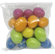 Plastová velikonoční vajíčka k zavěšení v různých barvách se zlatými provázky v průhledném obalu.