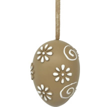 Dekorativní hnědé velikonoční vajíčko k zavěšení s bílým reliéfním vzorem květin a spirál.