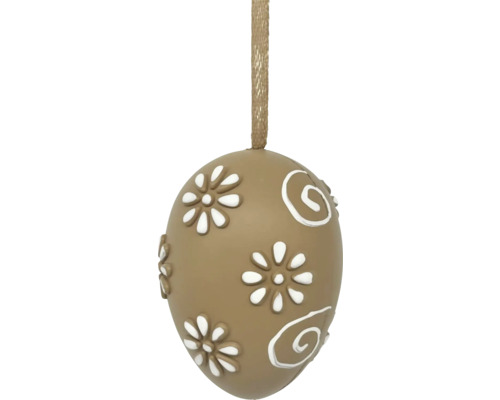 Dekorativní hnědé velikonoční vajíčko k zavěšení s bílým reliéfním vzorem květin a spirál.