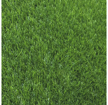 Zelený umělý trávník v detailu s hustou texturou pro zahradu a balkon.