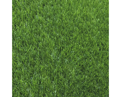 Zelený umělý trávník v detailu s hustou texturou pro zahradu a balkon.