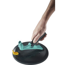 Centrovací pomůcka Wolfcraft pro vykružovací pily s přísavkou a rukojetí, držená rukou.