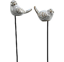 Dva zahradní zápichy s ptáčky na tenkých kovových tyčkách.