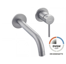 Nástěnná umyvadlová baterie Avital s výtokem a pákou, vzhled nerezové oceli, certifikace DVGW, Avital Logo.