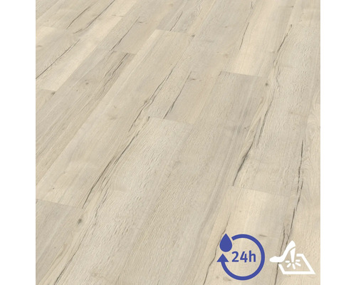 Laminátová podlaha ve světlém dekoru dřeva s viditelnou strukturou, odolná proti vodě až 24 hodin a snadno udržovatelná.