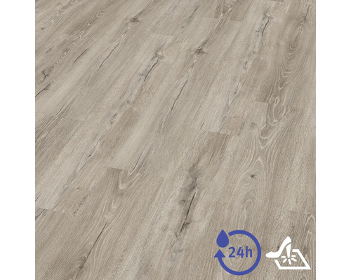 Laminátová podlaha s dekorem dubu s voděodolností 24 hodin a vysokou odolností proti opotřebení.