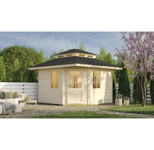 Dřevěný zahradní domek se stupňovitou střechou, prosklenými dveřmi a dvěma okny s mřížkami na kamenné terase v prosvětlené zahradě.