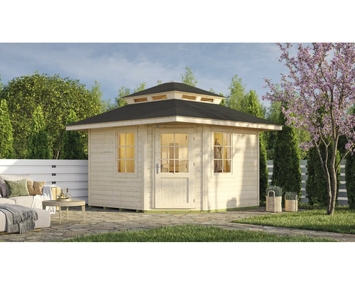 Dřevěný zahradní domek se stupňovitou střechou, prosklenými dveřmi a dvěma okny s mřížkami na kamenné terase v prosvětlené zahradě.