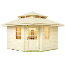 Dřevěný zahradní domek s odstupňovanou pagodovou střechou, prosklenými dveřmi a dvěma okny s mřížkou.