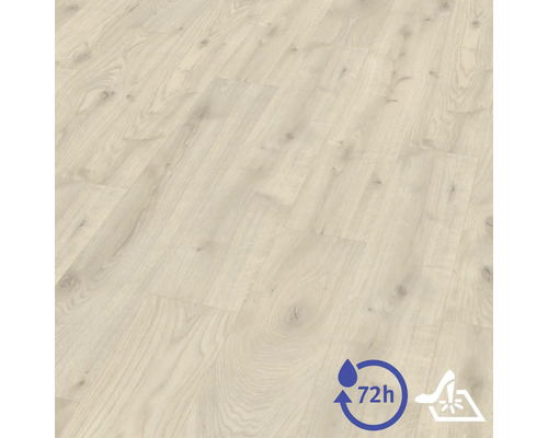 Laminátová podlaha ve světlém dubovém dekoru, 72 hodinová ochrana proti vodě a světlostálá.
