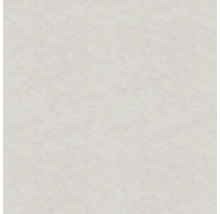 Detailní záběr na světle šedou strukturovanou tapetu s jemnou povrchovou strukturou.