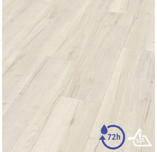 Laminátová podlaha ve světlém dekoru dřeva, odolná proti vodě až 72 hodin a povrch odolný proti poškrábání.