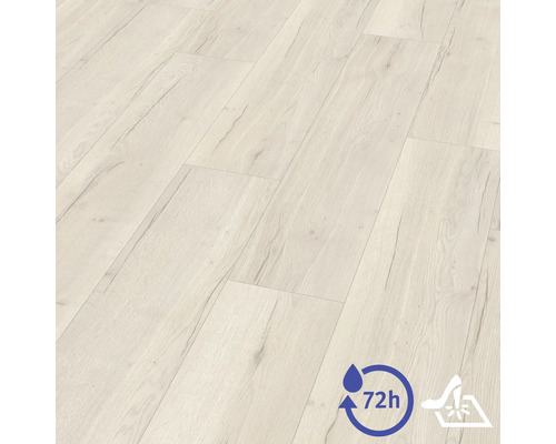 Laminátová podlaha ve světlém dekoru dřeva, odolná proti vodě až 72 hodin a povrch odolný proti poškrábání.