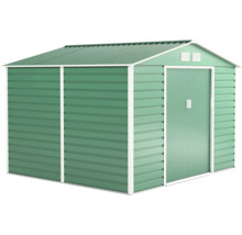 Zelený kovový zahradní domek s bílým rámem, sedlovou střechou, dvojitými posuvnými dveřmi a větracími otvory.