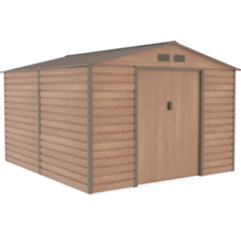 Kovový zahradní domek ve vzhledu dřeva se sedlovou střechou a dvojitými posuvnými dveřmi.