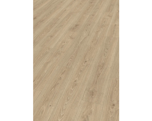 Laminátová podlaha se vzhledem dubu s přírodní strukturou dřeva a suky, položená jako selská prkna.