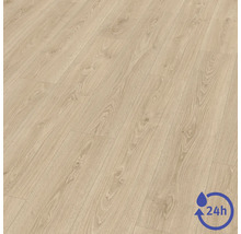 Laminátová podlaha se vzhledem dřeva, texturou a suky, se symbolem pro 24hodinovou odolnost proti vodě.