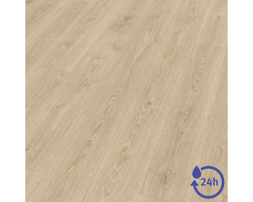 Laminátová podlaha se vzhledem dřeva, texturou a suky, se symbolem pro 24hodinovou odolnost proti vodě.
