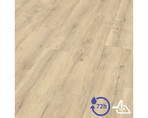 Laminátová podlaha s dekorem dubu a texturou dřeva, voděodolná až 72 hodin a světlostálá.