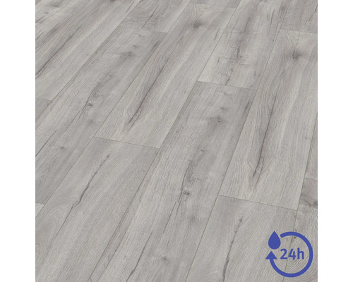 Laminátová podlaha s dekorem dřeva a 24 hodinovou odolností proti vodě.
