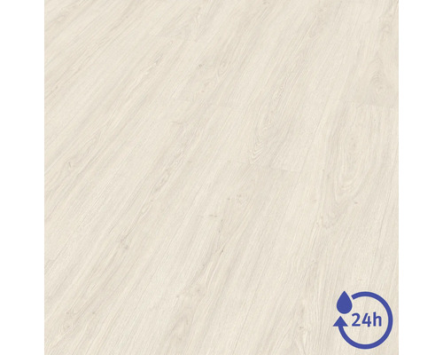 Laminátová podlaha s texturou dřeva a symbolem pro 24hodinovou odolnost proti vodě.