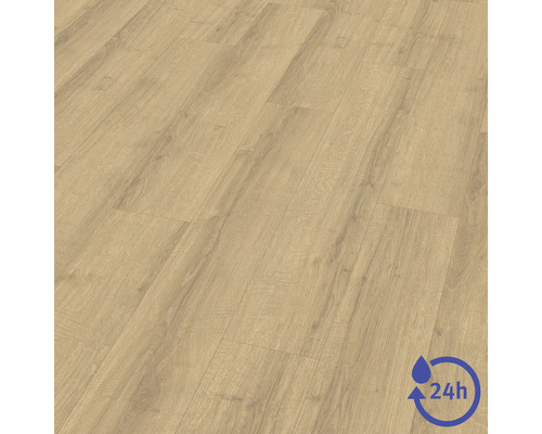 Laminátová podlaha ve vzhledu světlého dubu s kresbou dřeva, odolná proti vodě po dobu 24 hodin.
