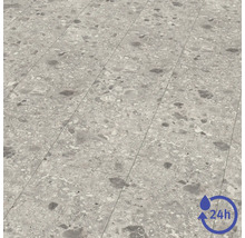 Podlahová krytina ve vzhledu kamene s teracovým vzorem v šedých odstínech a symbolem pro čtyřiadvacetihodinovou ochranu proti vodě.