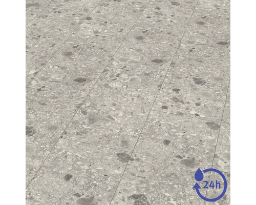 Podlahová krytina ve vzhledu kamene s teracovým vzorem v šedých odstínech a symbolem pro čtyřiadvacetihodinovou ochranu proti vodě.