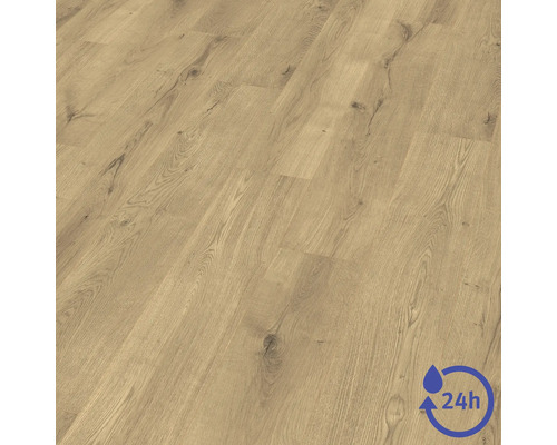 Laminátová podlaha se vzorem dřeva, voděodolná po dobu 24 hodin.