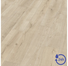 Laminátová podlaha s dekorem dubu a 24hodinovou ochranou proti vodě.