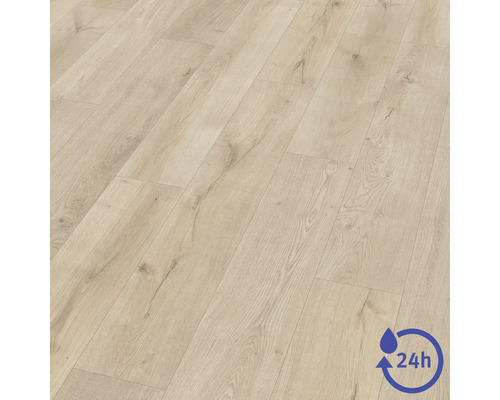 Laminátová podlaha s dekorem dubu a 24hodinovou ochranou proti vodě.