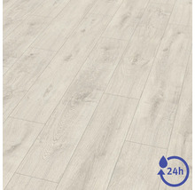 Laminátová podlaha s dekorem dubu a odolností proti vodě až 24 hodin.