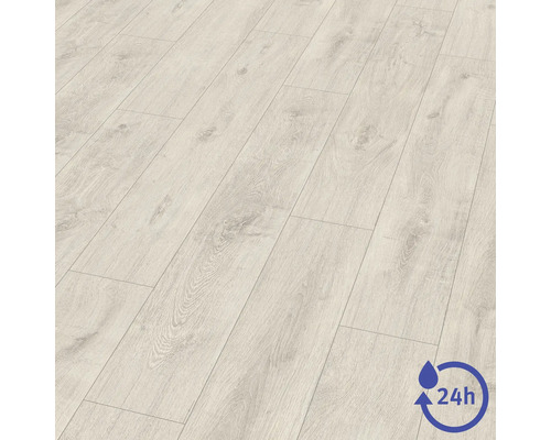 Laminátová podlaha s dekorem dubu a odolností proti vodě až 24 hodin.
