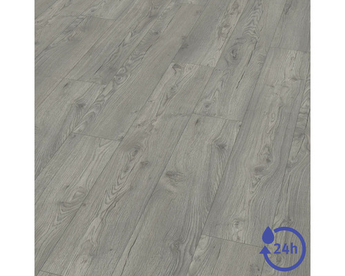 Laminátová podlaha v dekoru šedého dubu s texturou dřeva a 24hodinovou odolností proti vodě.
