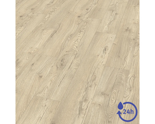 Laminátová podlaha ve světlém dekoru dřeva s texturou a suky. Označení pro 24hodinovou odolnost proti vodě.