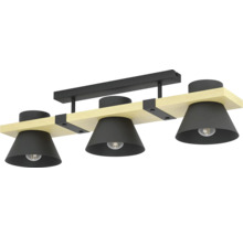 Tříramenné stropní svítidlo s dřevěným trámem a třemi černými kovovými stínidly.