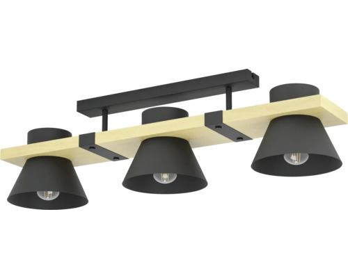 Tříramenné stropní svítidlo s dřevěným trámem a třemi černými kovovými stínidly.