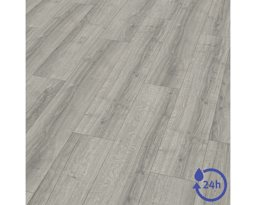Laminátová podlaha v šedém dekoru dřeva s 24hodinovou ochranou proti vodě.